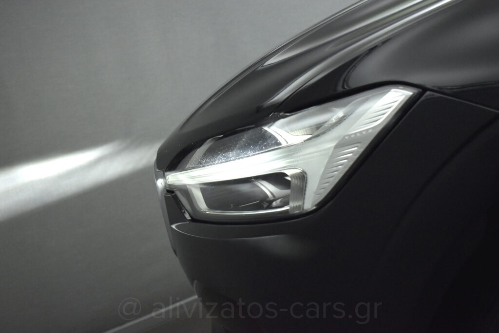 Volvo XC 60 - B5 MHEV 4x4 Momentum Leather 235hp