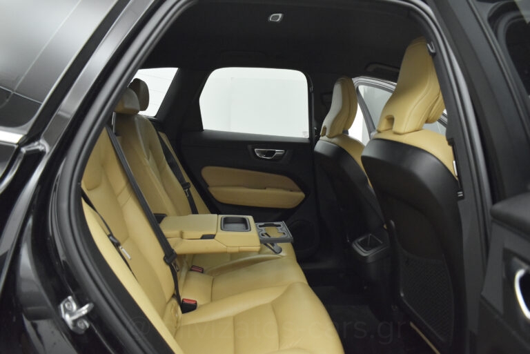 Volvo XC 60 - B5 MHEV 4x4 Momentum Leather 235hp