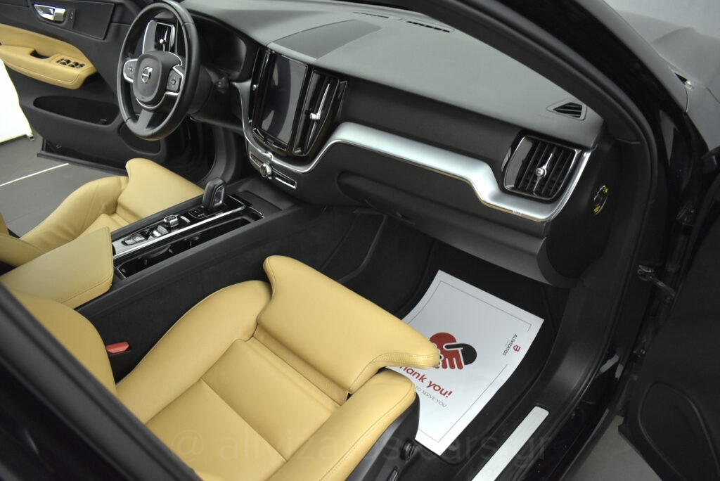 Volvo XC 60 - B5 MHEV 4x4 Momentum Leather 235hp