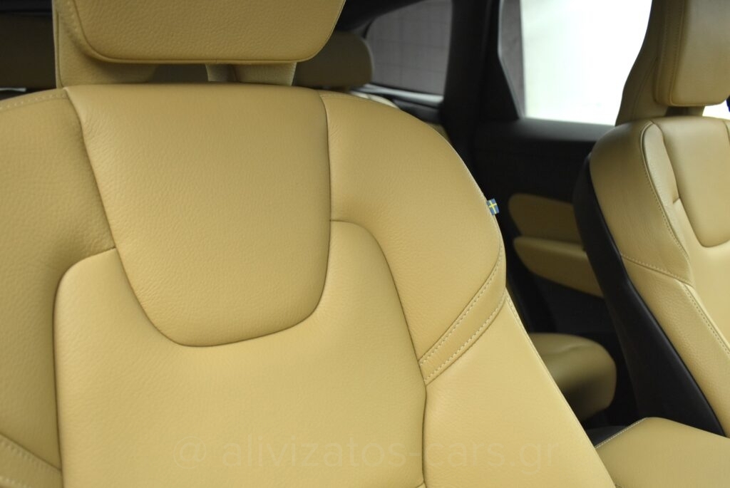 Volvo XC 60 - B5 MHEV 4x4 Momentum Leather 235hp