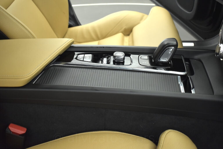 Volvo XC 60 - B5 MHEV 4x4 Momentum Leather 235hp