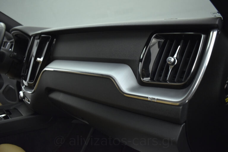 Volvo XC 60 - B5 MHEV 4x4 Momentum Leather 235hp