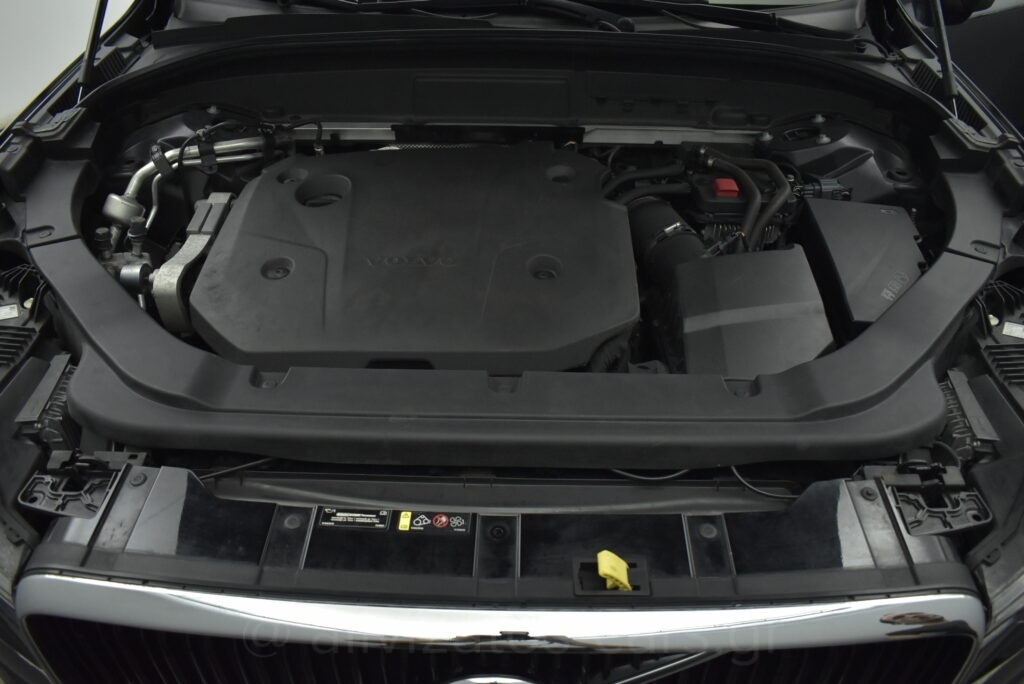 Volvo XC 60 - B5 MHEV 4x4 Momentum Leather 235hp