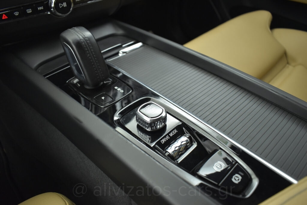 Volvo XC 60 - B5 MHEV 4x4 Momentum Leather 235hp