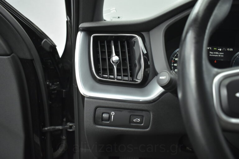 Volvo XC 60 - B5 MHEV 4x4 Momentum Leather 235hp