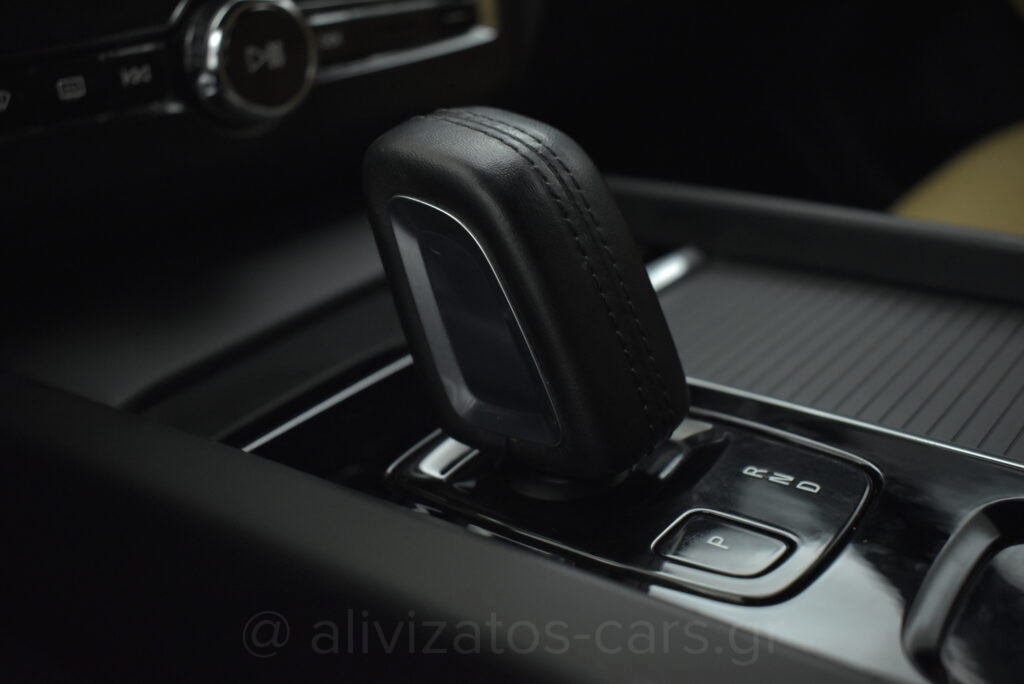 Volvo XC 60 - B5 MHEV 4x4 Momentum Leather 235hp