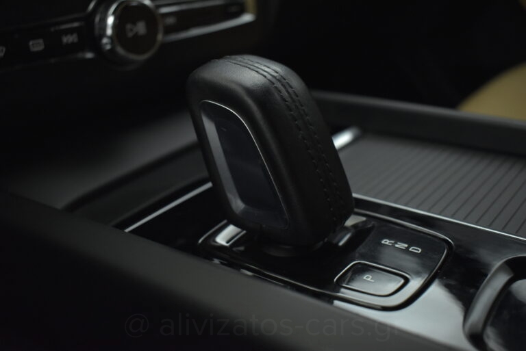 Volvo XC 60 - B5 MHEV 4x4 Momentum Leather 235hp