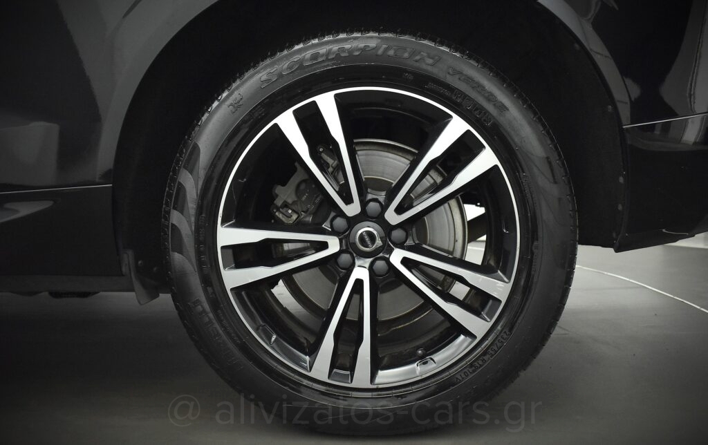 Volvo XC 60 - B5 MHEV 4x4 Momentum Leather 235hp