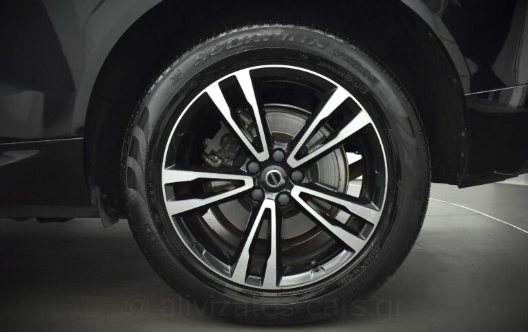 Volvo XC 60 - B5 MHEV 4x4 Momentum Leather 235hp