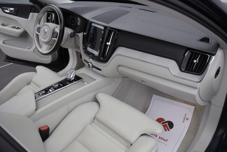 Volvo XC 60 -  B5 MHEV INSCRIPTION PANORAMA AWD 235hp