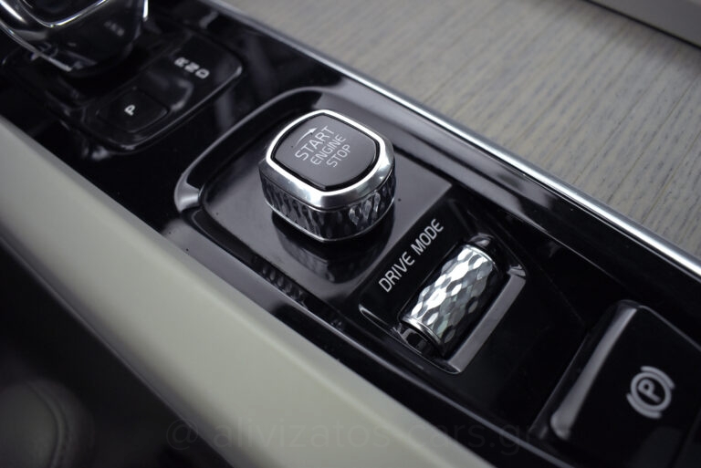 Volvo XC 60 -  B5 MHEV INSCRIPTION PANORAMA AWD 235hp