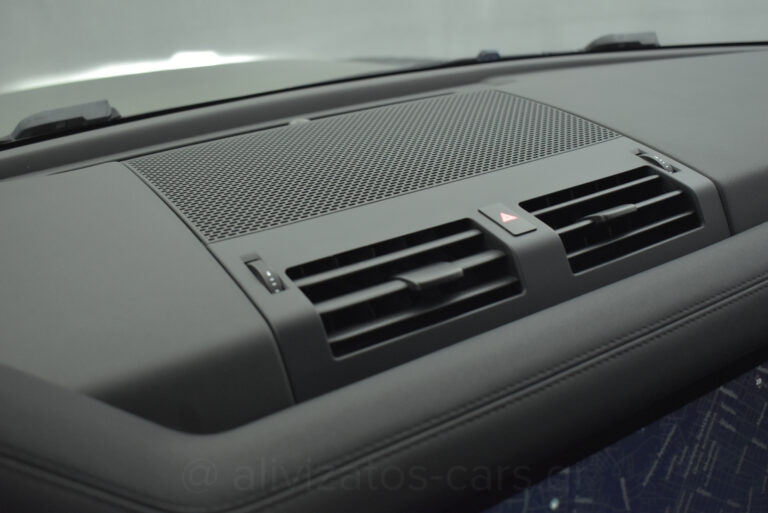 Land Rover Defender - no-subtitle