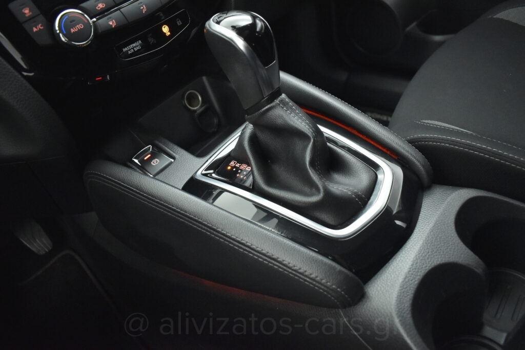 Nissan Qashqai - 1.5 dCi N-Connecta Automatic Facelift R19