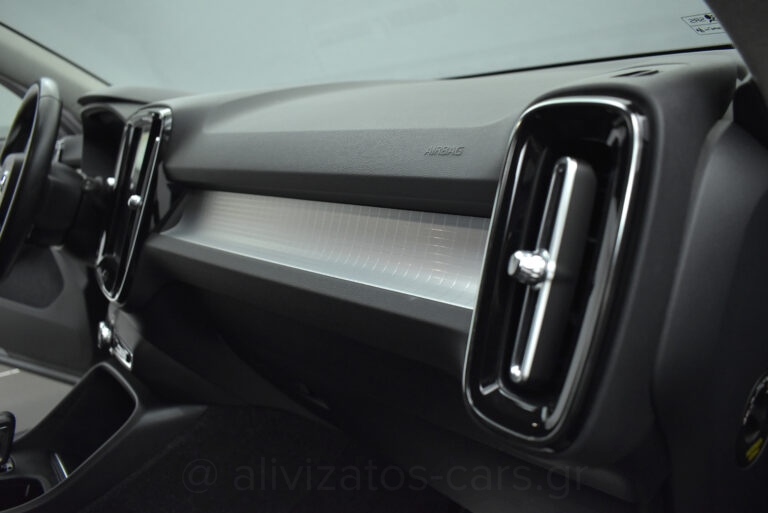 Volvo XC40 - 1.5 MOMENTUM AUTOMATIC 163hp