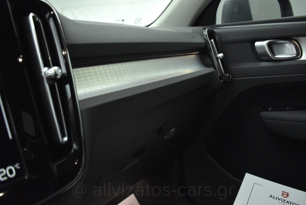 Volvo XC40 - 1.5 MOMENTUM AUTOMATIC 163hp