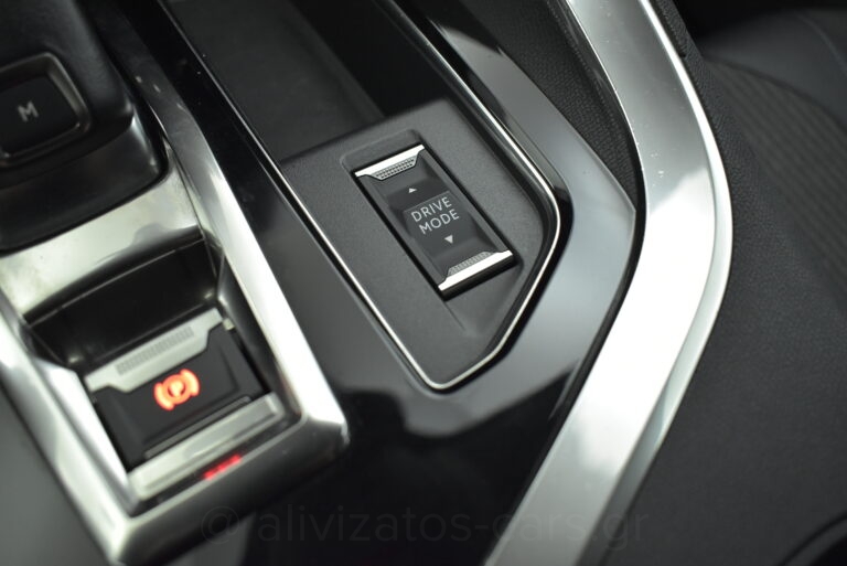 Peugeot 3008 - 1.5 BLUE HDI EAT8 ALLURE FACELIFT 130hp