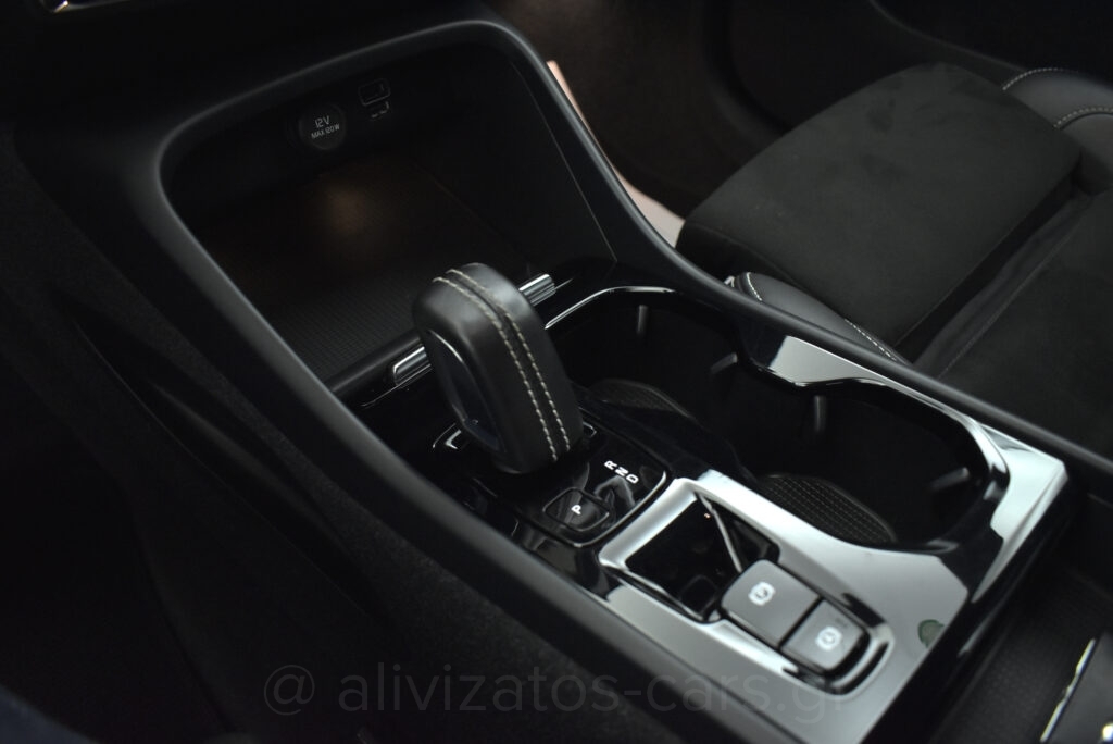 Volvo XC40 - T5 Recharge 262hp R-Design Leather Alcantara