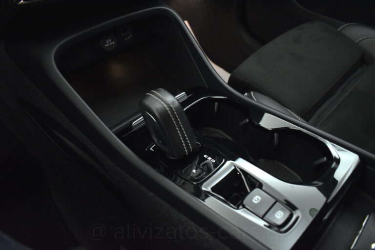 Volvo XC40 - T5 Recharge 262hp R-Design Leather Alcantara