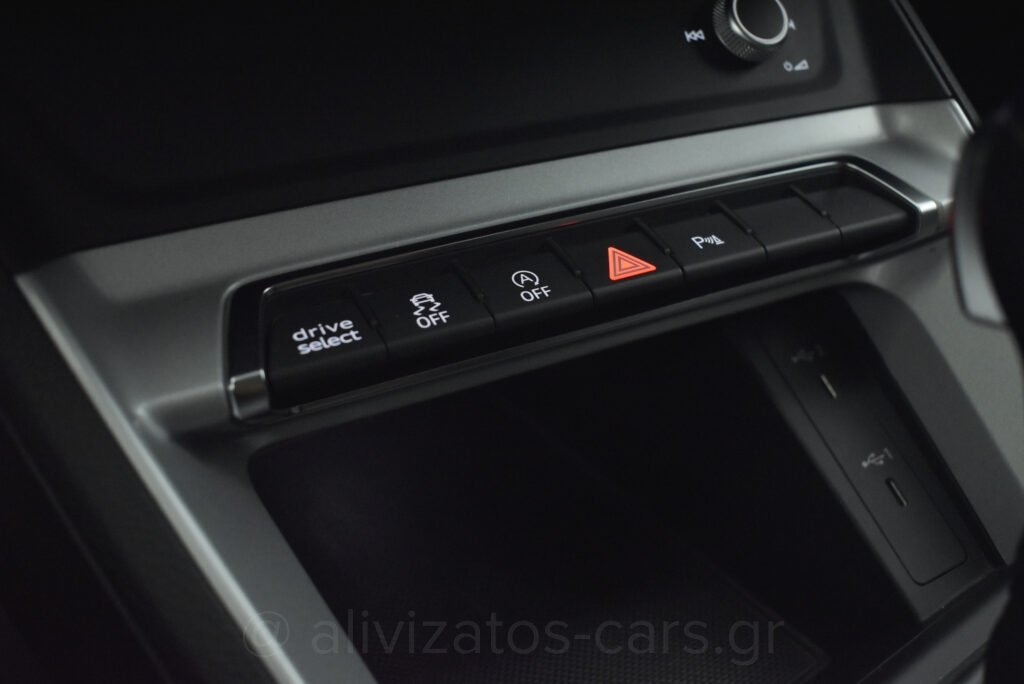 Audi Q3 - SPORTBACK 35 TFSI S LINE HYBRID S TRONIC