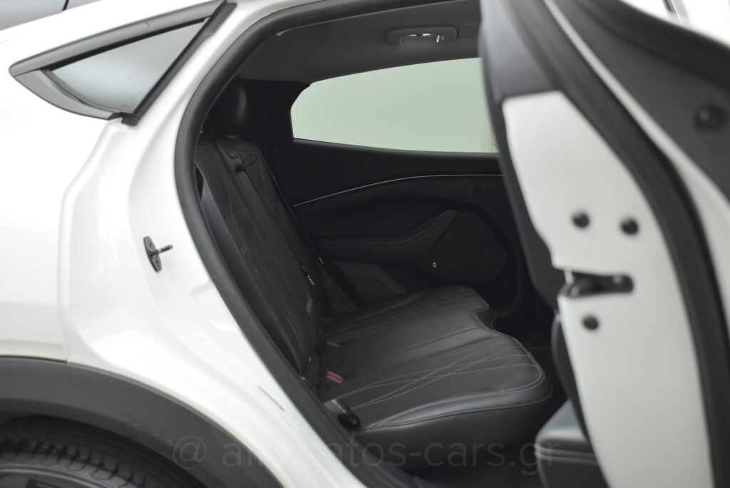 Ford Mustang Mach-E - BASE 294 hp