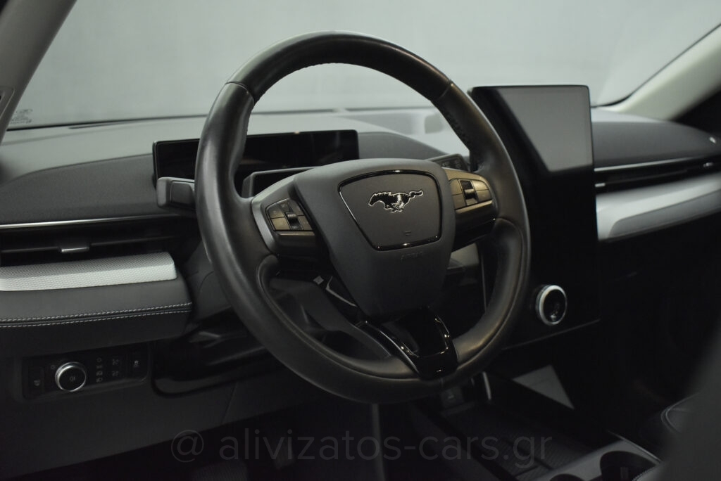 Ford Mustang Mach-E - BASE 294 hp