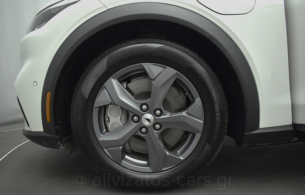 Ford Mustang Mach-E - BASE 294 hp