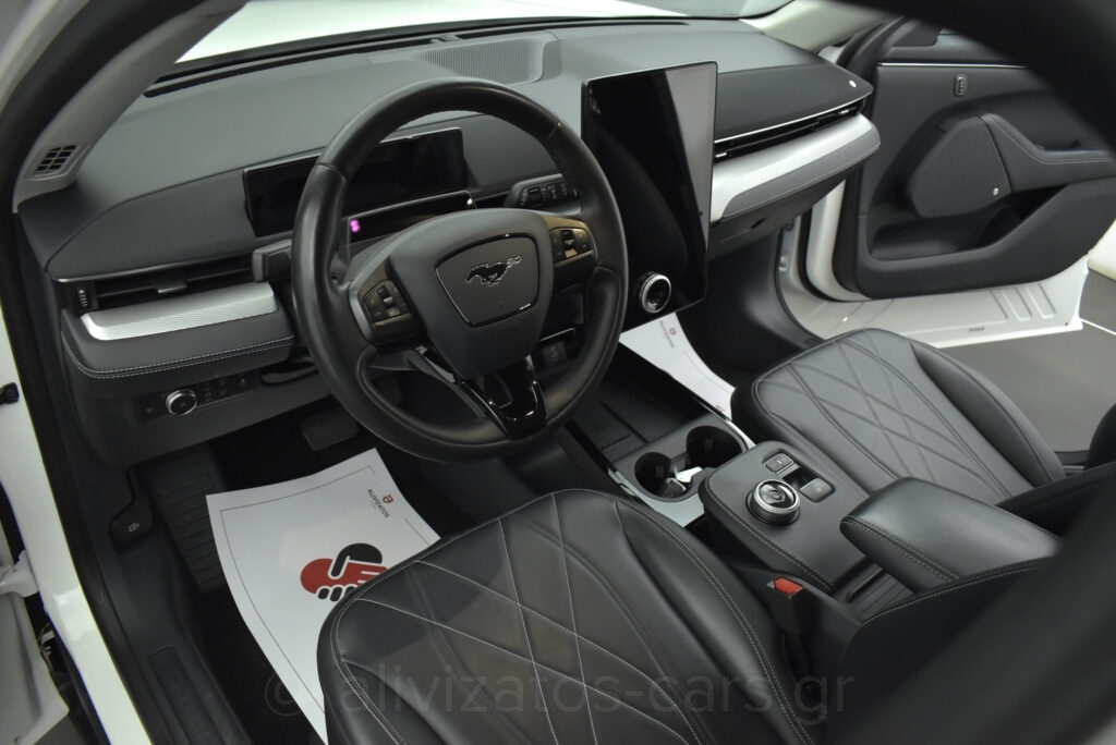 Ford Mustang Mach-E - BASE 294 hp