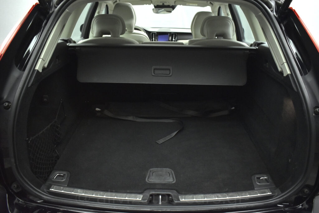 Volvo XC 60 - B5 MHEV INSCRIPTION AWD 235hp PANORAMA HARMAN