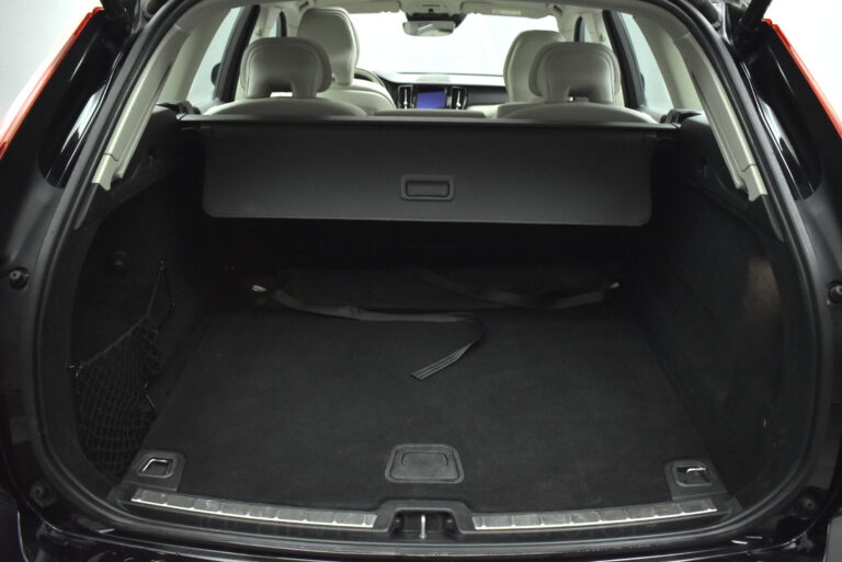 Volvo XC 60 - B5 MHEV INSCRIPTION AWD 235hp PANORAMA HARMAN