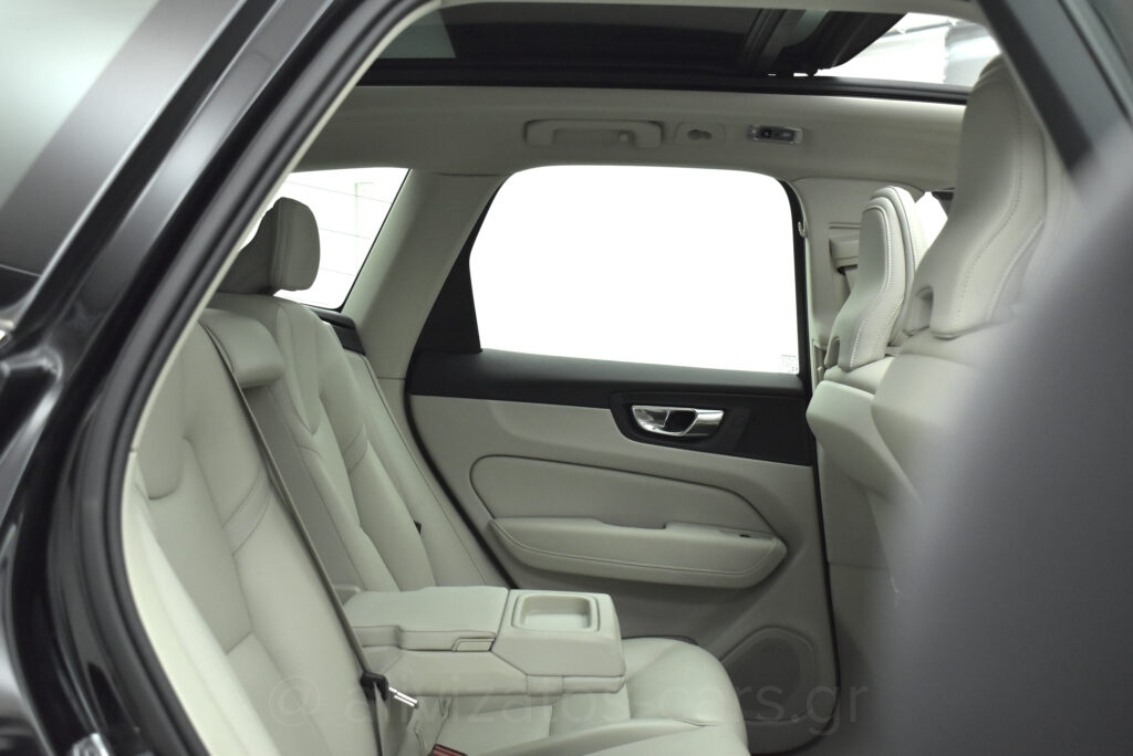 Volvo XC 60 - B5 MHEV INSCRIPTION AWD 235hp PANORAMA HARMAN