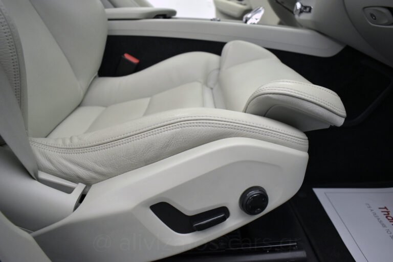 Volvo XC 60 - B5 MHEV INSCRIPTION AWD 235hp PANORAMA HARMAN
