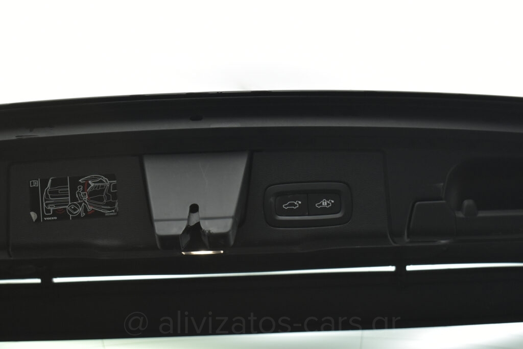 Volvo XC 60 - B5 MHEV INSCRIPTION AWD 235hp PANORAMA HARMAN