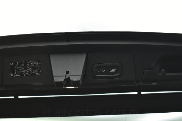 Volvo XC 60 - B5 MHEV INSCRIPTION AWD 235hp PANORAMA HARMAN