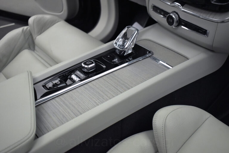 Volvo XC 60 - B5 MHEV INSCRIPTION AWD 235hp PANORAMA HARMAN
