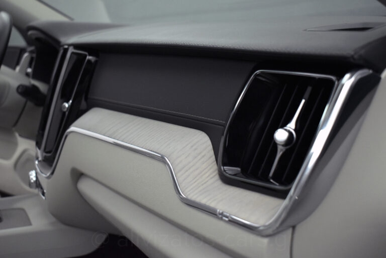 Volvo XC 60 - B5 MHEV INSCRIPTION AWD 235hp PANORAMA HARMAN