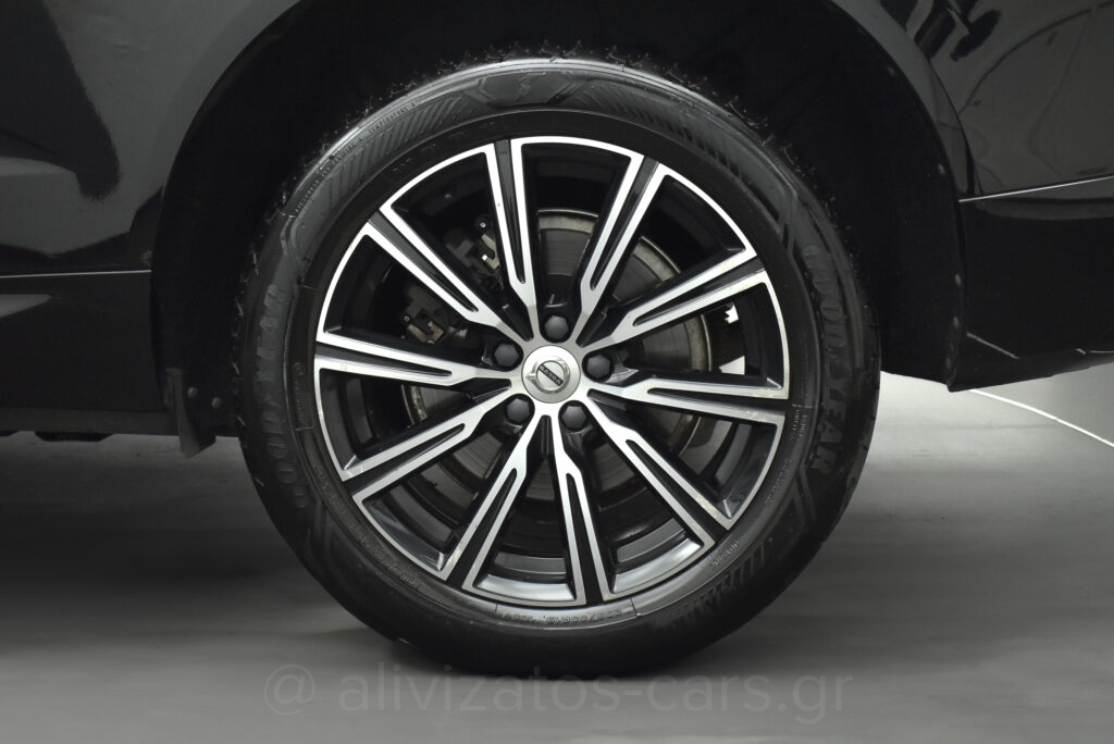 Volvo XC 60 - B5 MHEV INSCRIPTION AWD 235hp PANORAMA HARMAN