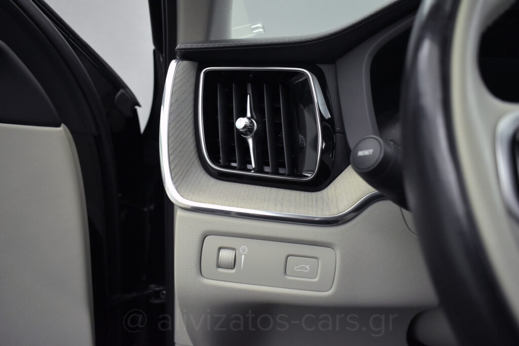 Volvo XC 60 - B5 MHEV INSCRIPTION AWD 235hp PANORAMA HARMAN