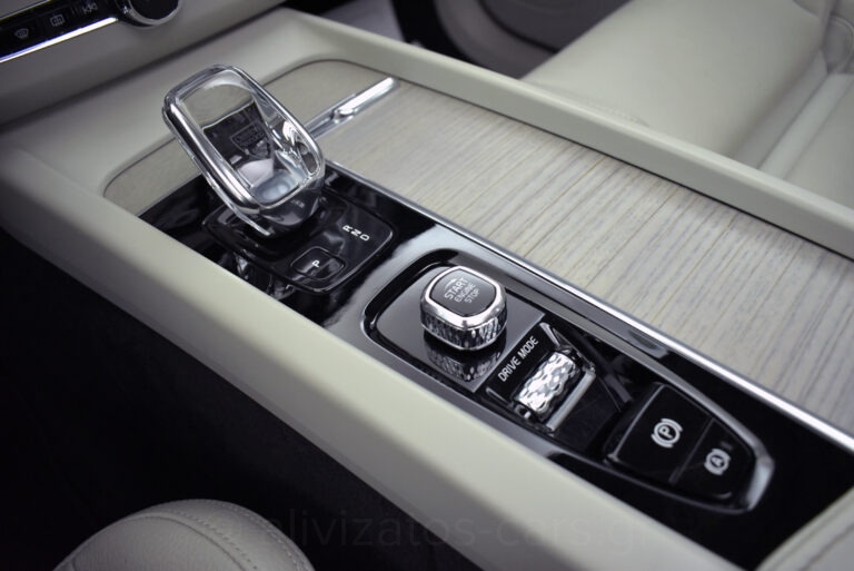 Volvo XC 60 - B5 MHEV INSCRIPTION AWD 235hp PANORAMA HARMAN