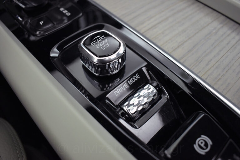 Volvo XC 60 - B5 MHEV INSCRIPTION AWD 235hp PANORAMA HARMAN