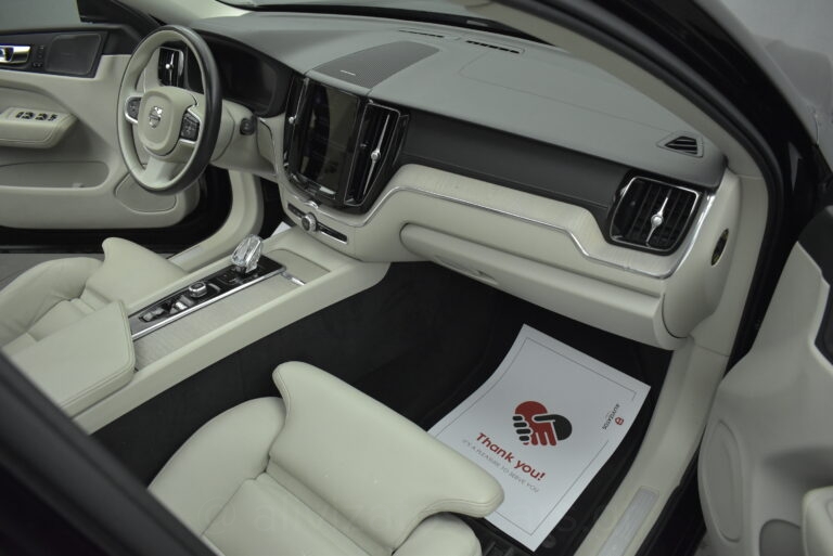 Volvo XC 60 - B5 MHEV INSCRIPTION AWD 235hp PANORAMA HARMAN