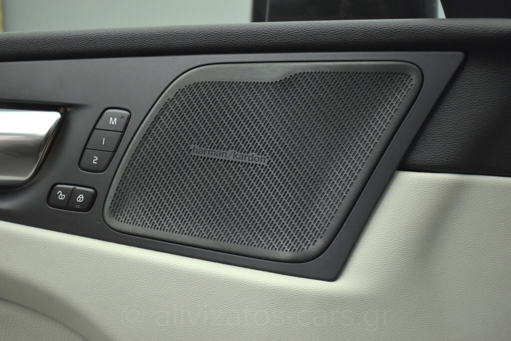 Volvo XC 60 - B5 MHEV INSCRIPTION AWD 235hp PANORAMA HARMAN