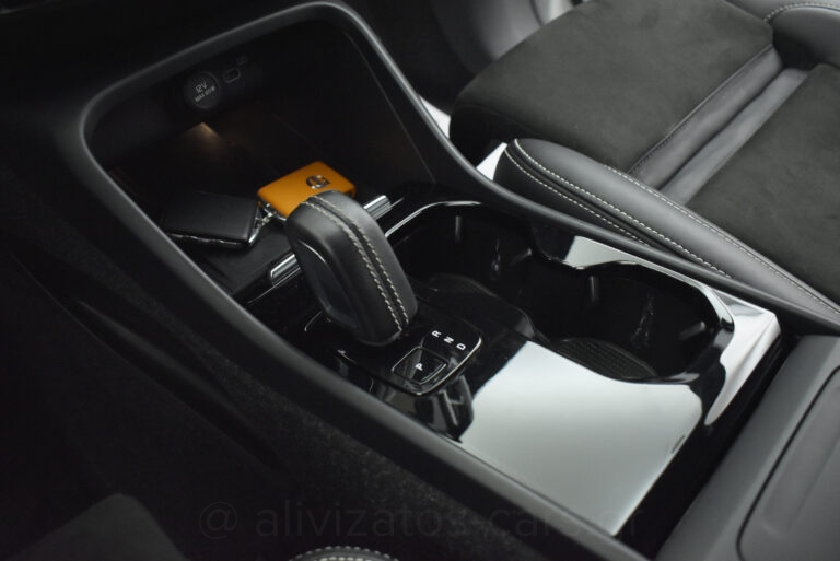 Volvo XC40 - Recharge Pure P8 AWD 408 hp